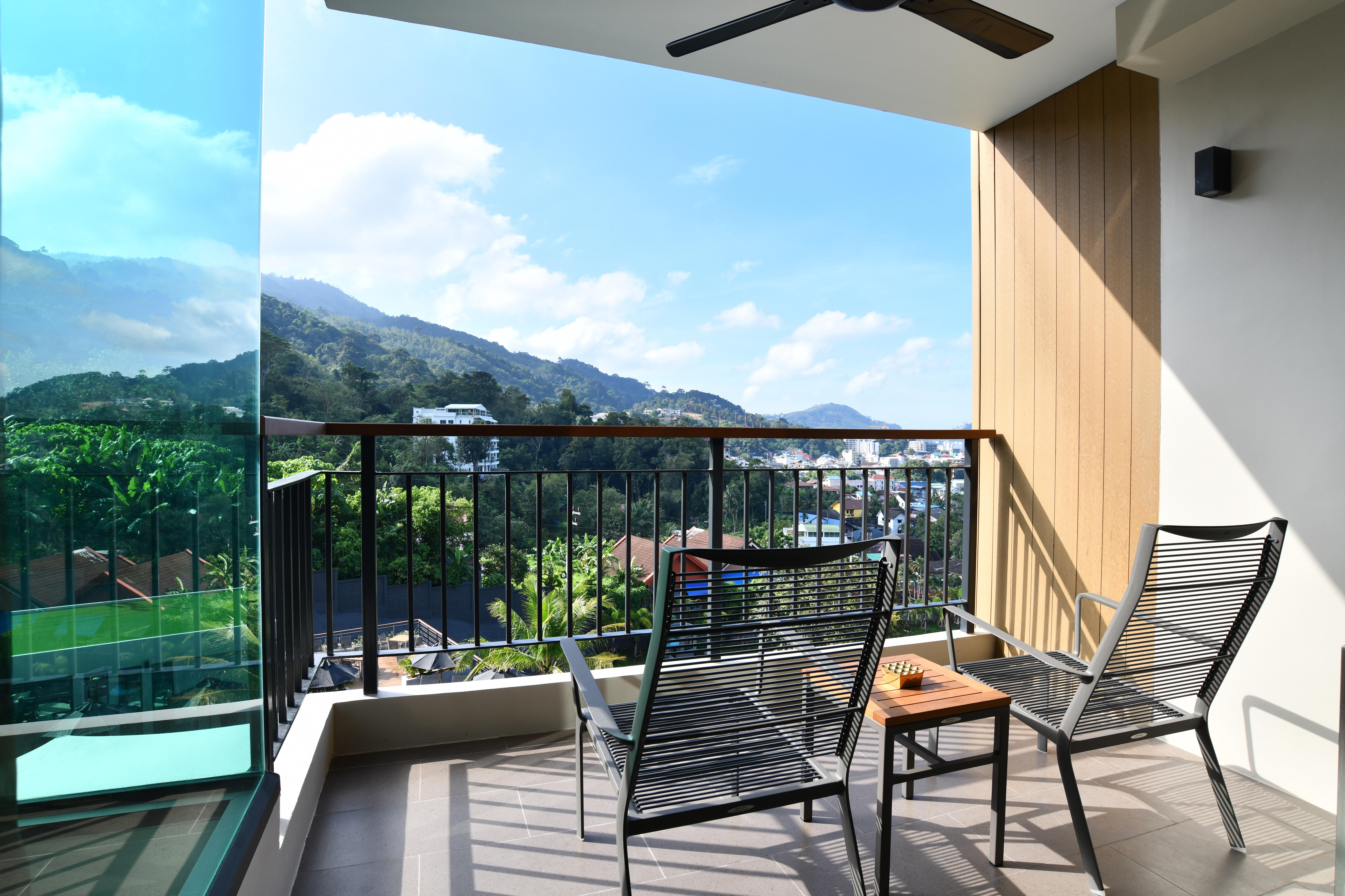 Skyview Resort Phuket Patong Beach المظهر الخارجي الصورة A balcony
