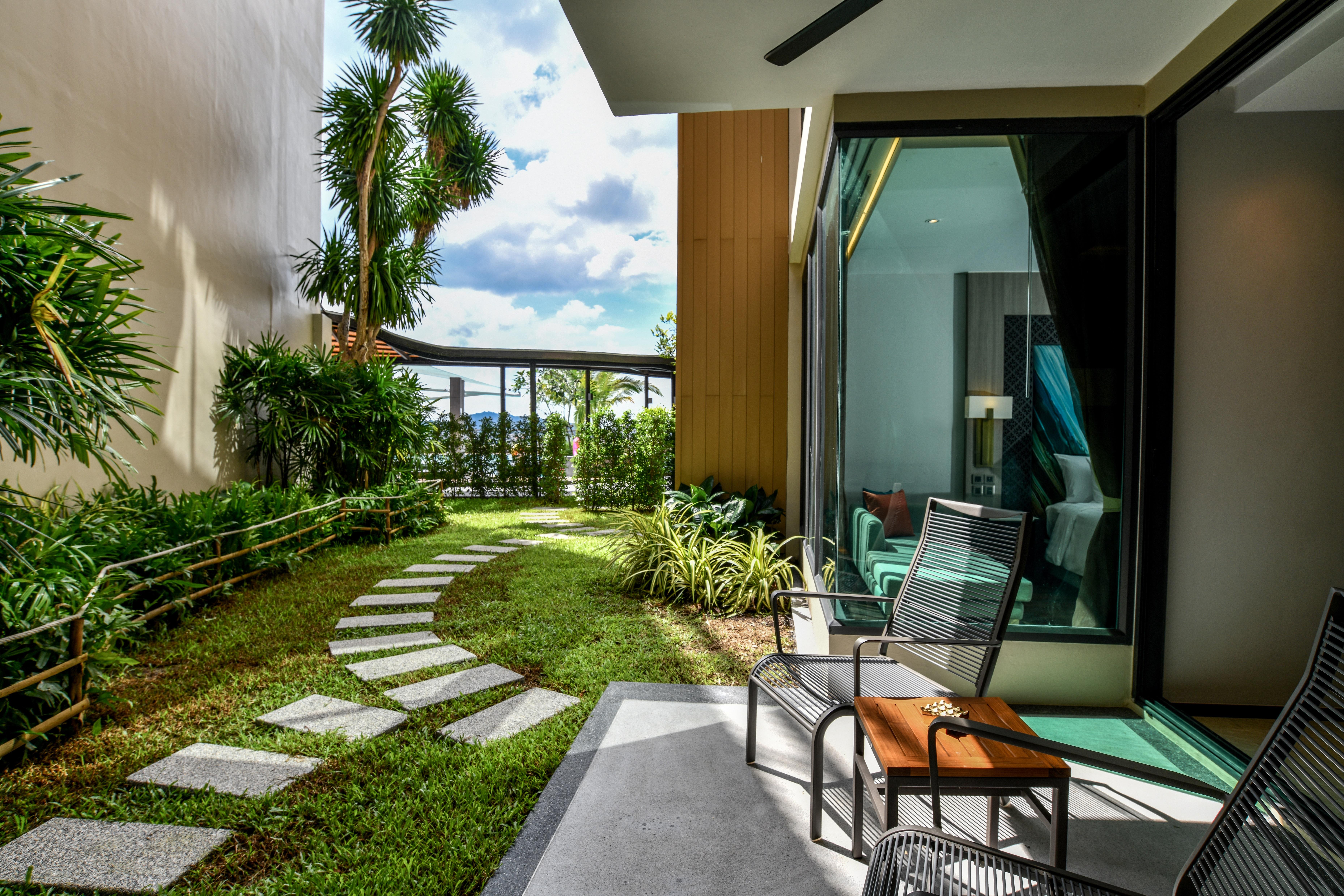 Skyview Resort Phuket Patong Beach المظهر الخارجي الصورة The private garden of a suite at the hotel