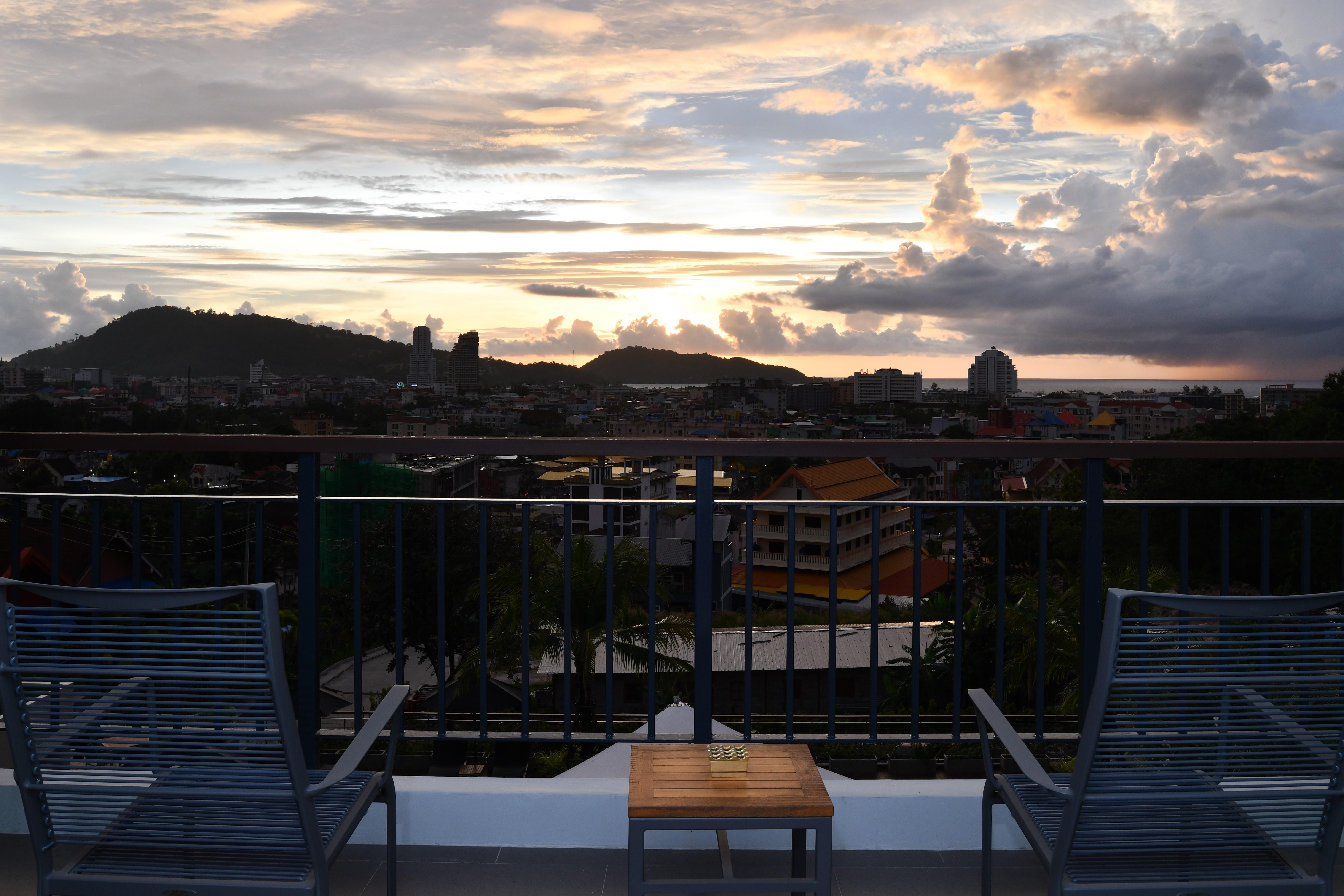 Skyview Resort Phuket Patong Beach المظهر الخارجي الصورة Sunset at the University of the West Indies Cave Hill Campus