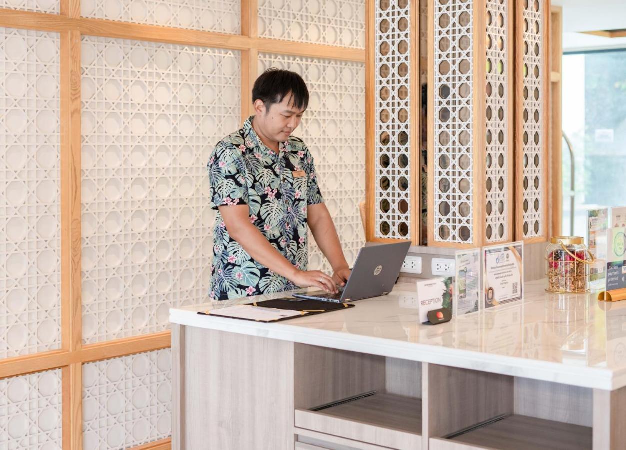 Skyview Resort Phuket Patong Beach المظهر الخارجي الصورة A student working at the library