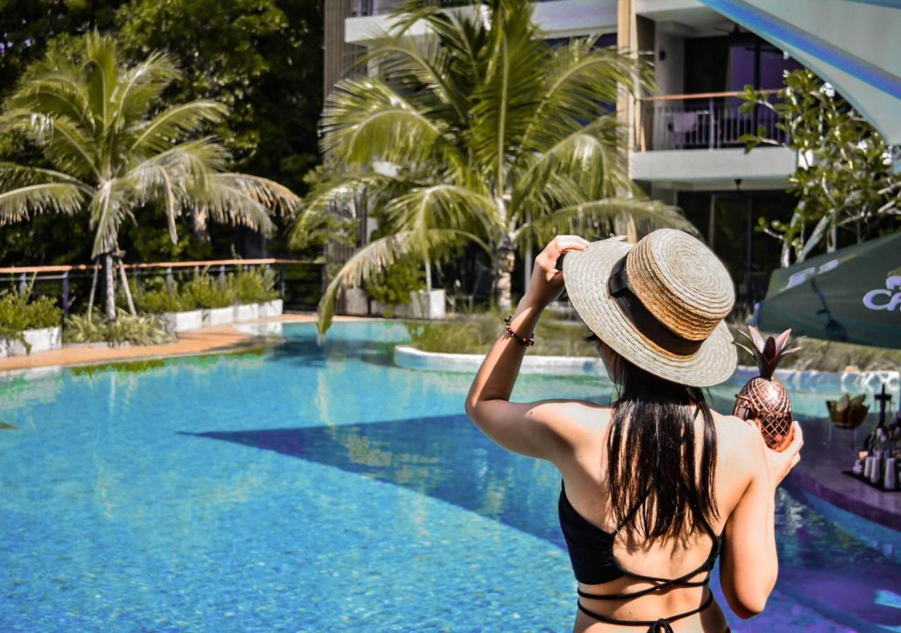 Skyview Resort Phuket Patong Beach المظهر الخارجي الصورة A woman at a pool