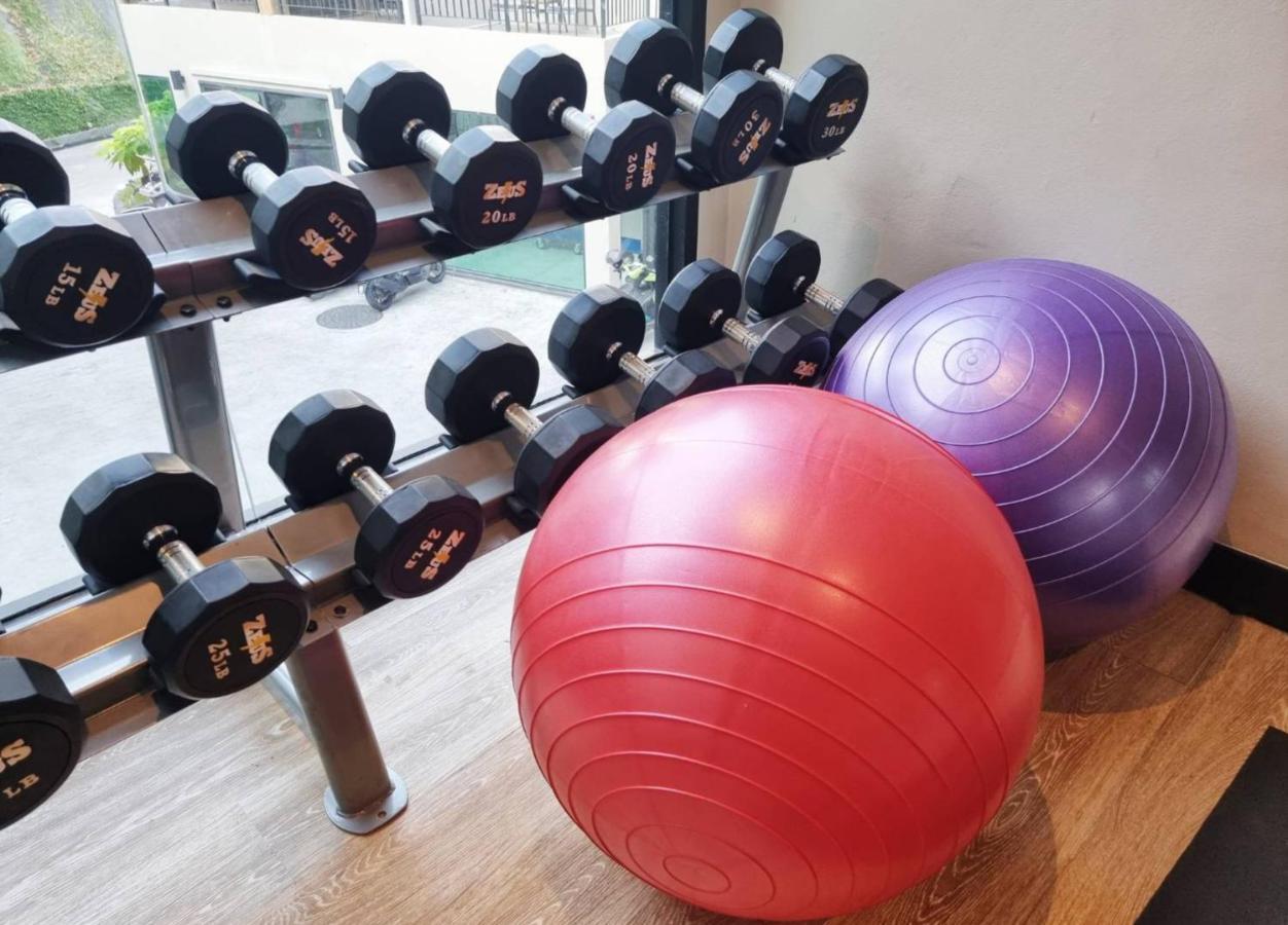 Skyview Resort Phuket Patong Beach المظهر الخارجي الصورة Dumbbells and exercise balls