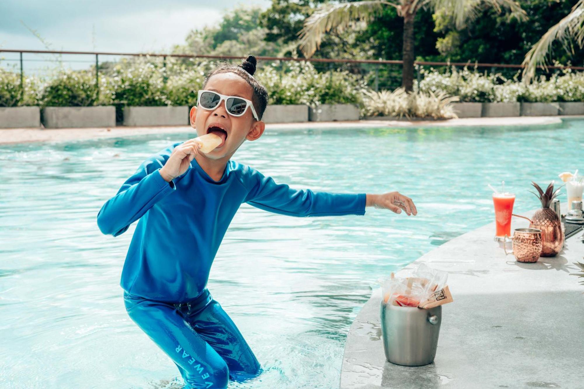 Skyview Resort Phuket Patong Beach المظهر الخارجي الصورة A child wearing a rash guard