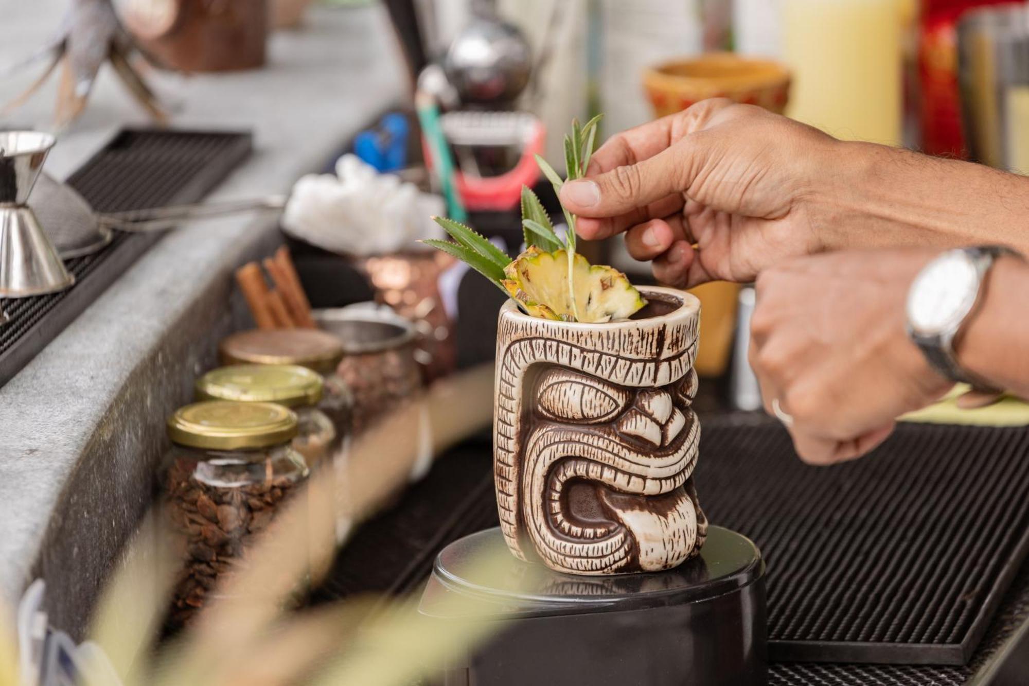 Skyview Resort Phuket Patong Beach المظهر الخارجي الصورة A tiki drink being garnished