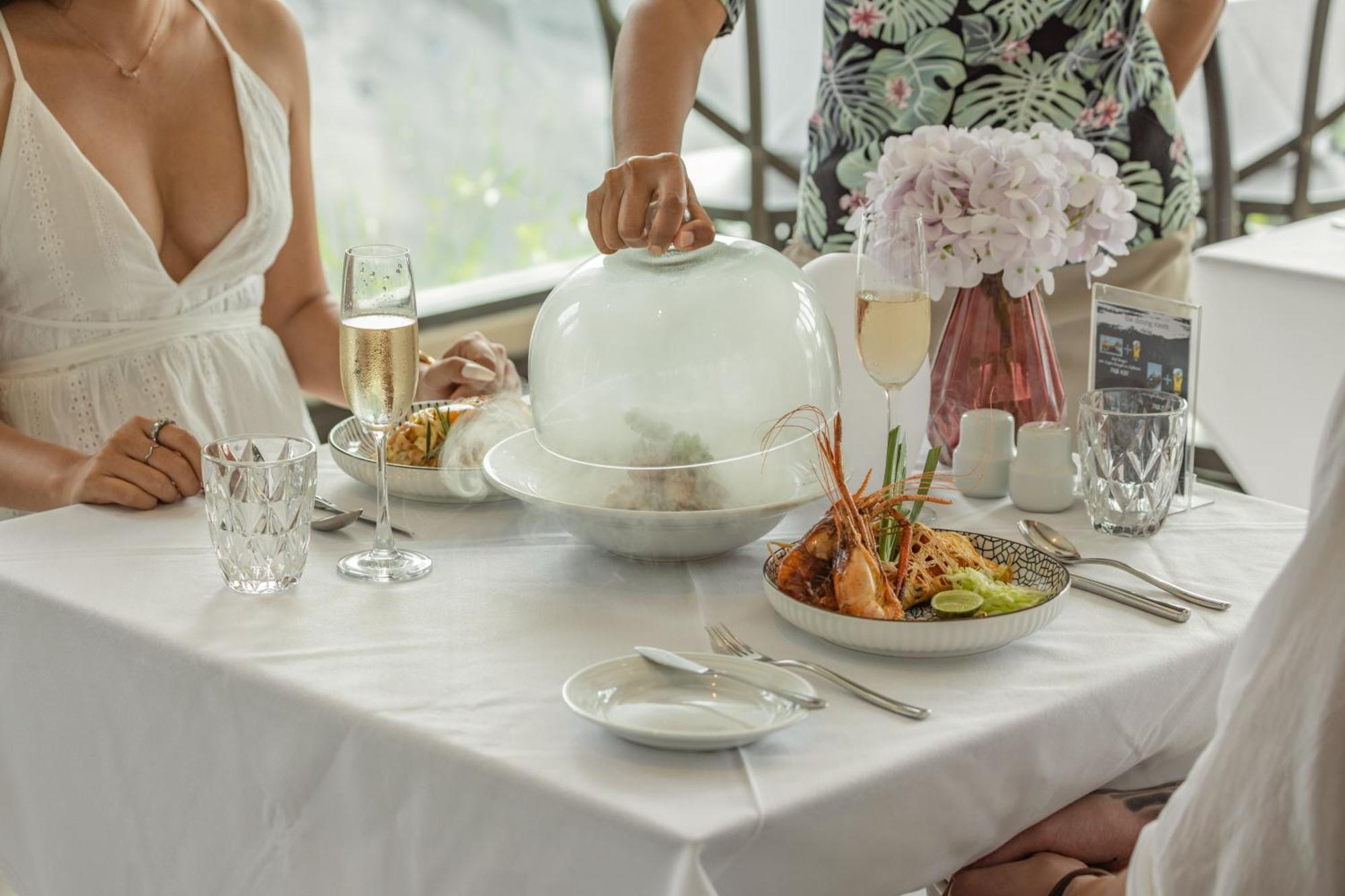 Skyview Resort Phuket Patong Beach المظهر الخارجي الصورة A restaurant in the Maldives