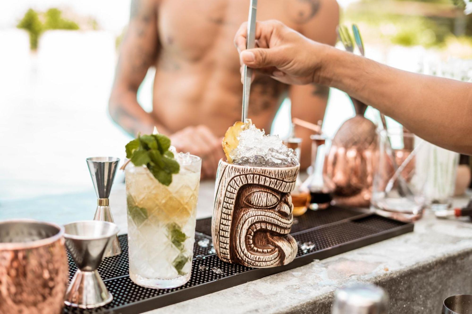 Skyview Resort Phuket Patong Beach المظهر الخارجي الصورة A tiki drink being stirred