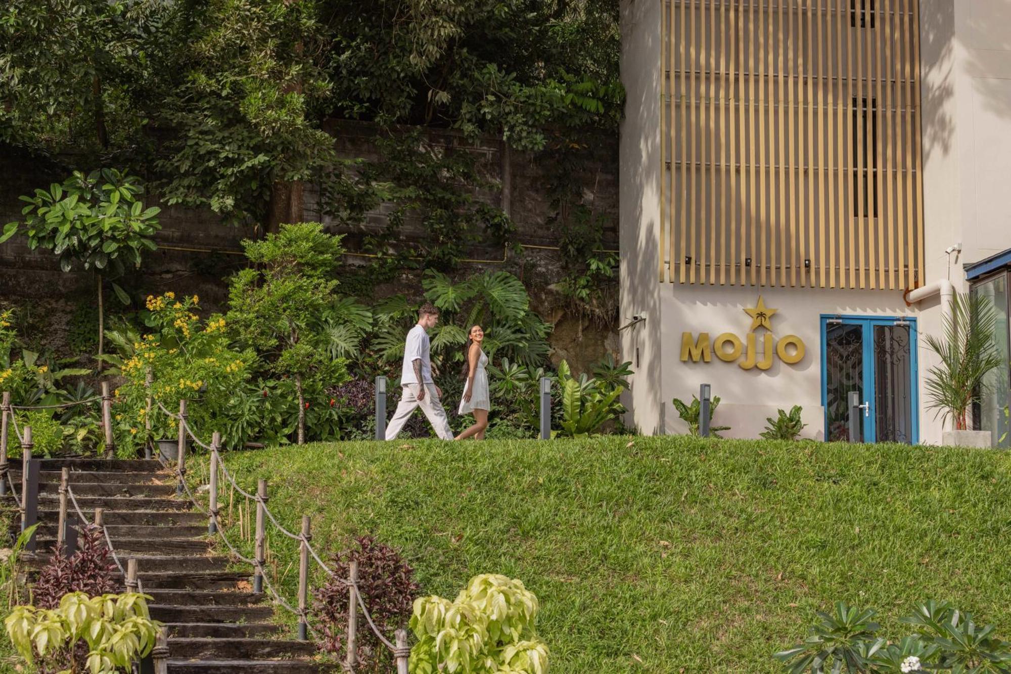 Skyview Resort Phuket Patong Beach المظهر الخارجي الصورة The entrance to the MoJo