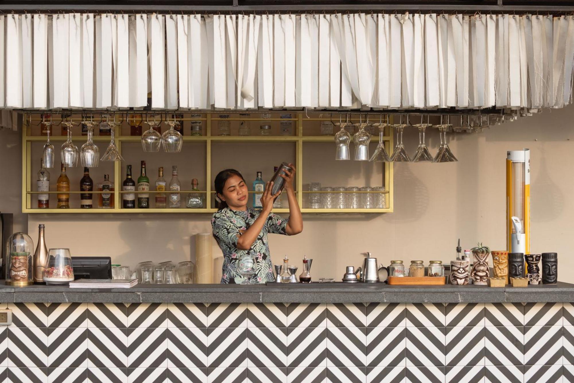 Skyview Resort Phuket Patong Beach المظهر الخارجي الصورة A bartender at work