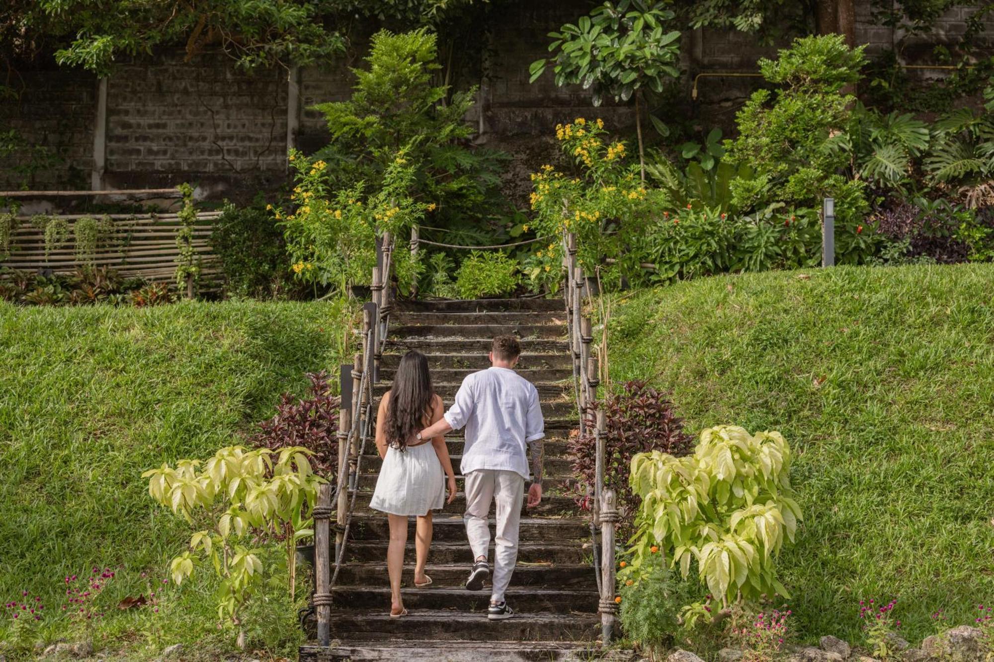 Skyview Resort Phuket Patong Beach المظهر الخارجي الصورة Stairs at the entrance of the botanical garden