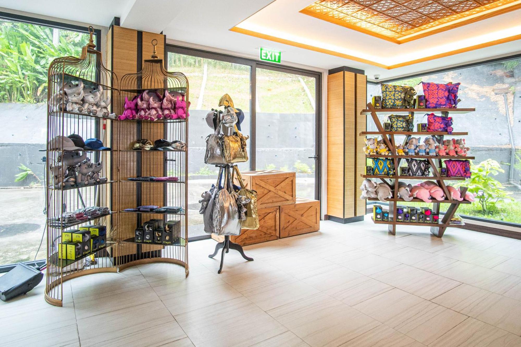 Skyview Resort Phuket Patong Beach المظهر الخارجي الصورة The gift shop at the Butterfly in the City