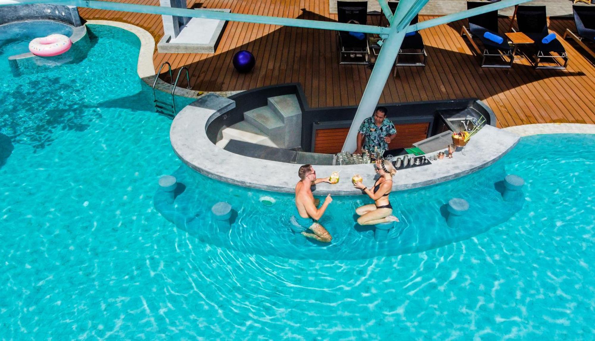 Skyview Resort Phuket Patong Beach المظهر الخارجي الصورة The swim-up bar at the hotel