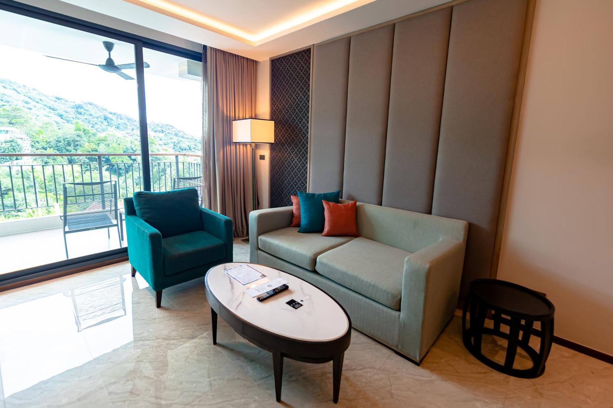 Skyview Resort Phuket Patong Beach المظهر الخارجي الصورة Living room of a suite