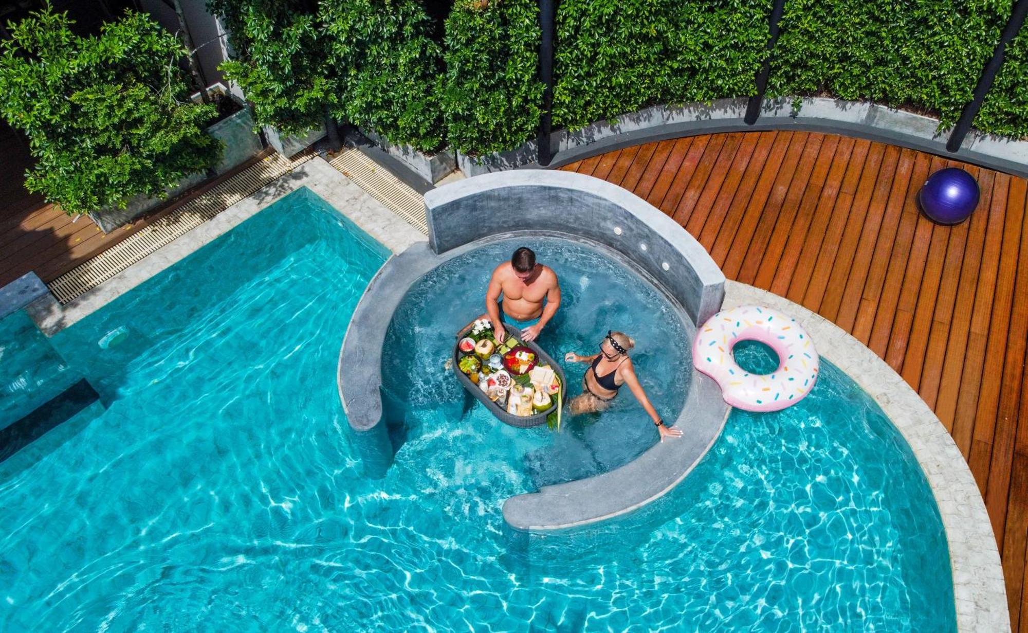 Skyview Resort Phuket Patong Beach المظهر الخارجي الصورة A floating pool table