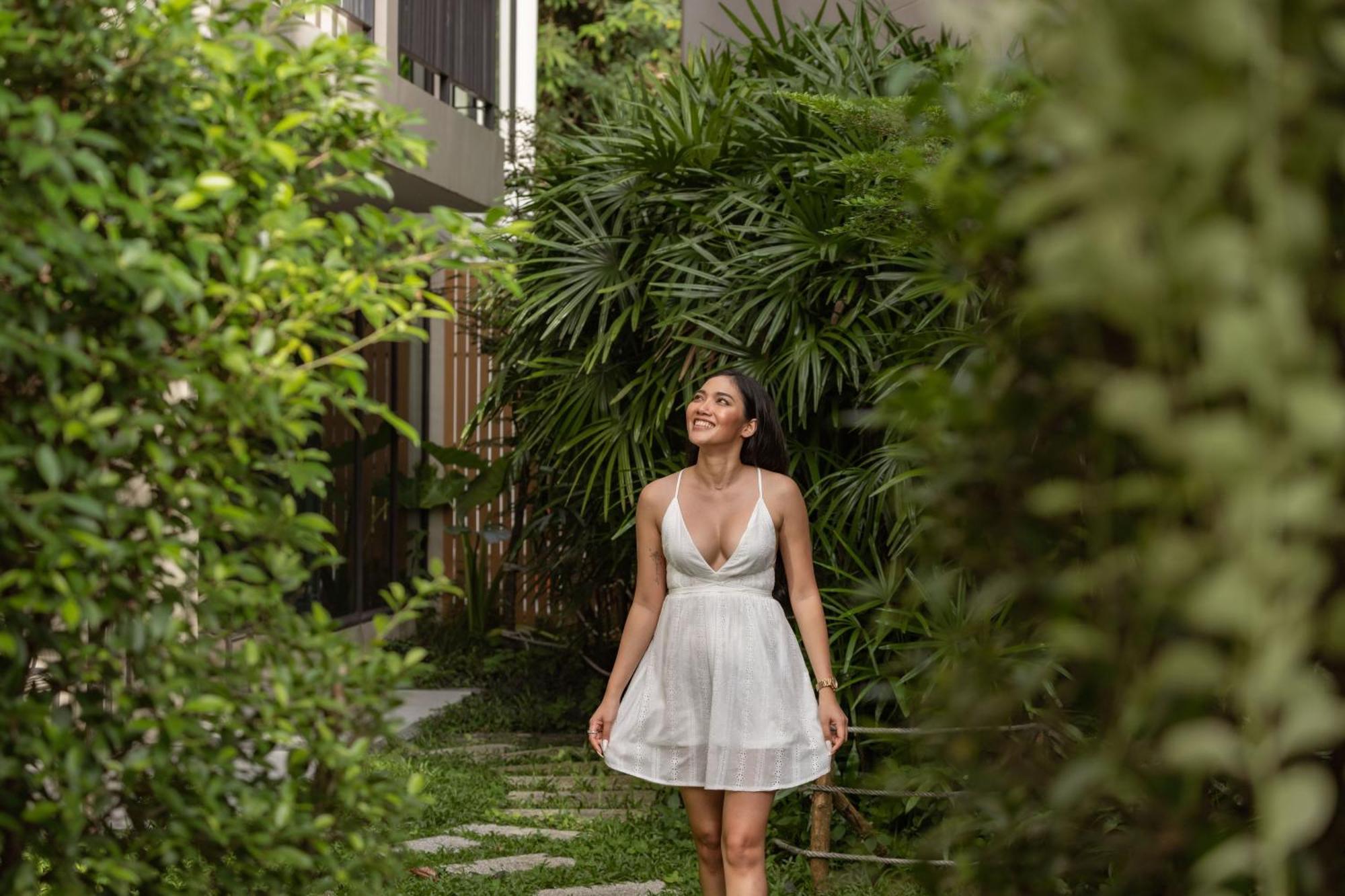 Skyview Resort Phuket Patong Beach المظهر الخارجي الصورة A woman wearing a white dress